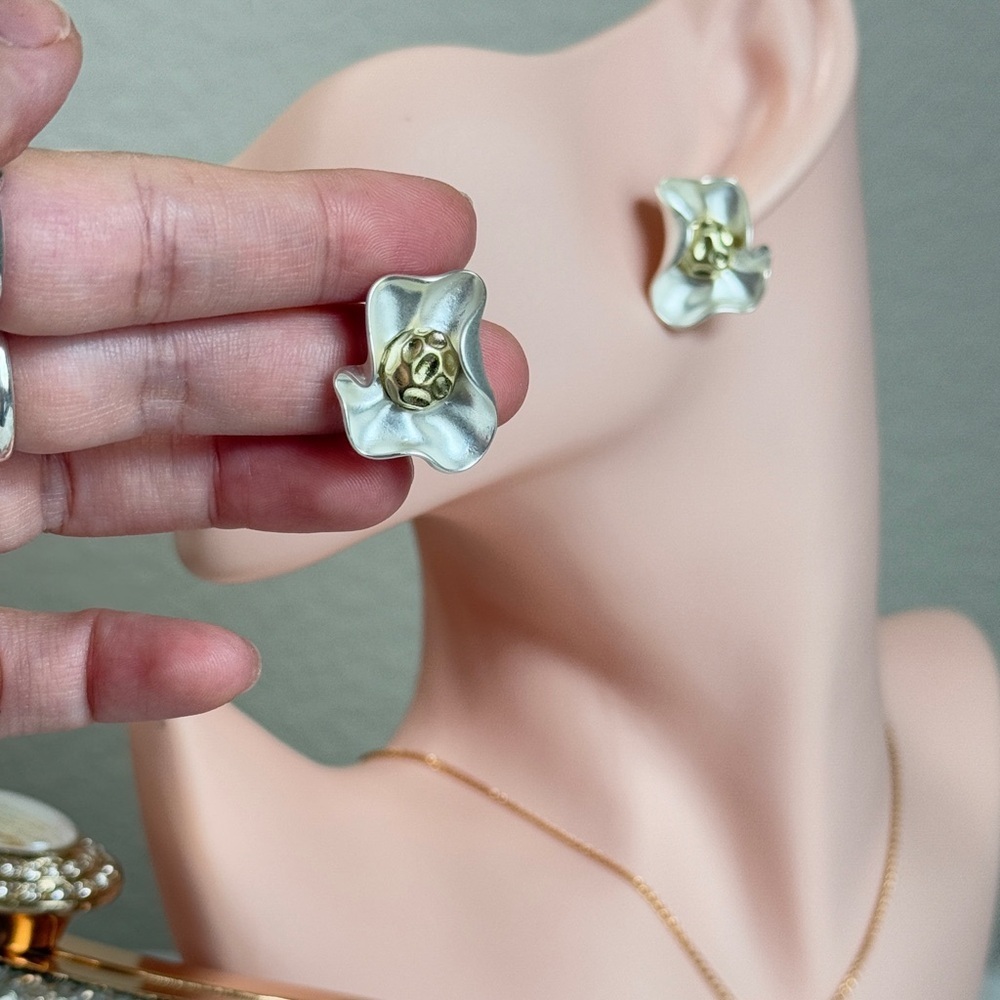 Floral Design Gold and Cream Earrings - Picture 3 of 7